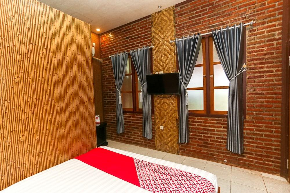 Vaccinated Staff - Oyo 1230 Kampoeng Osing Syariah Guesthouse 外南梦 外观 照片