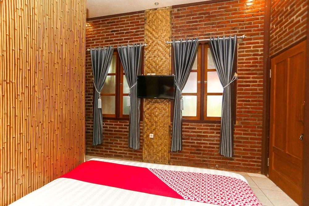Vaccinated Staff - Oyo 1230 Kampoeng Osing Syariah Guesthouse 外南梦 外观 照片
