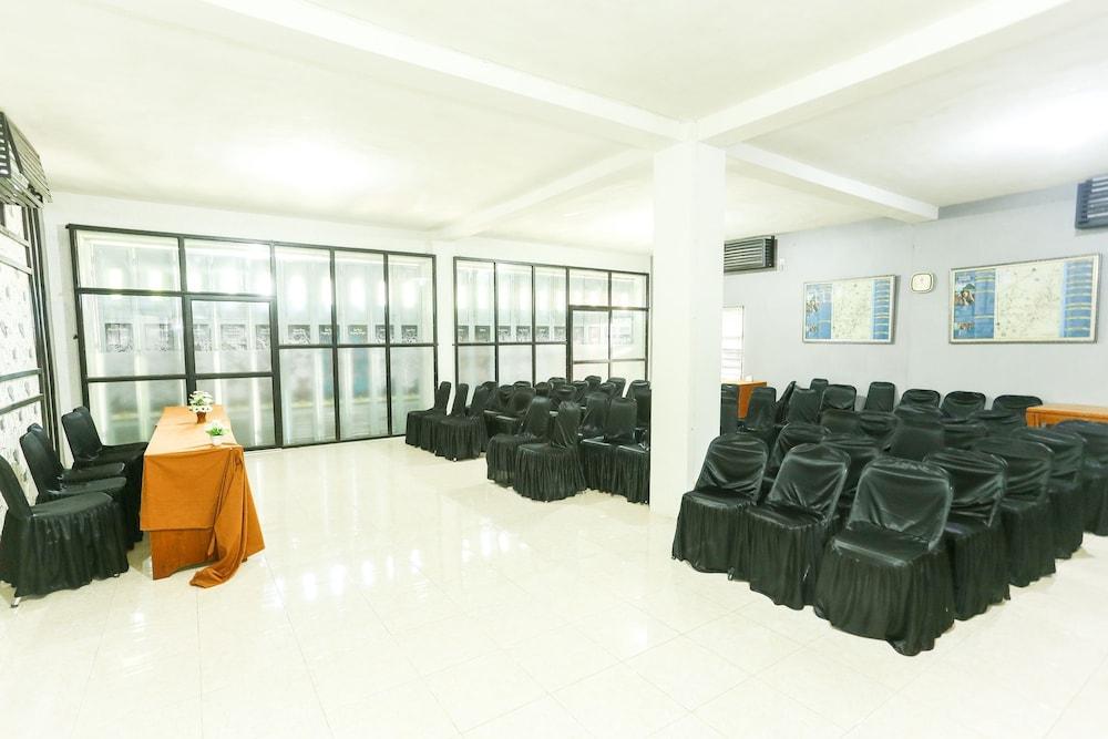 Vaccinated Staff - Oyo 1230 Kampoeng Osing Syariah Guesthouse 外南梦 外观 照片