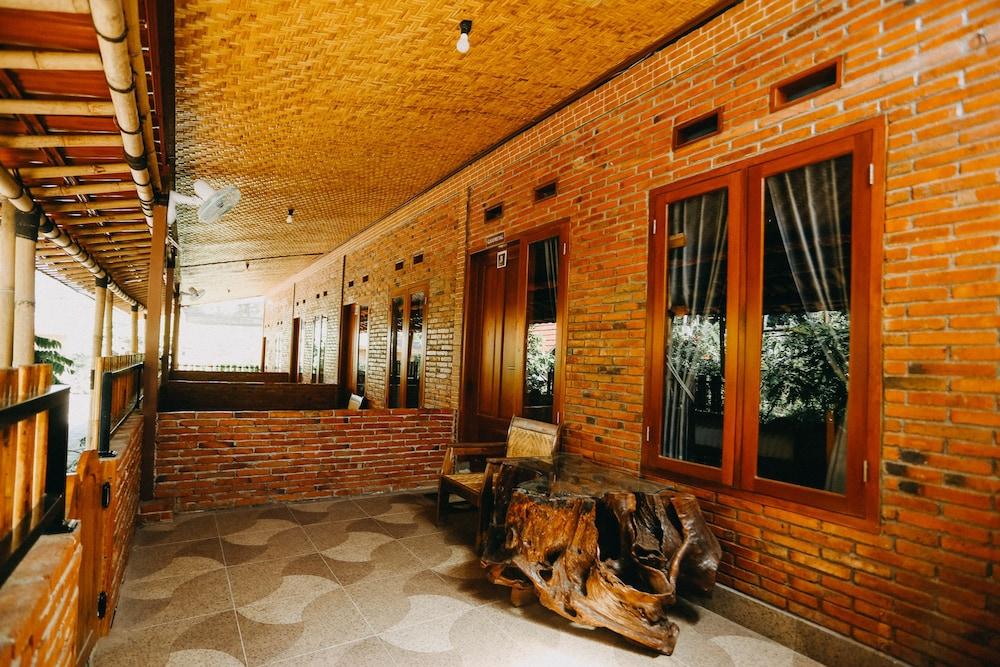 Vaccinated Staff - Oyo 1230 Kampoeng Osing Syariah Guesthouse 外南梦 外观 照片