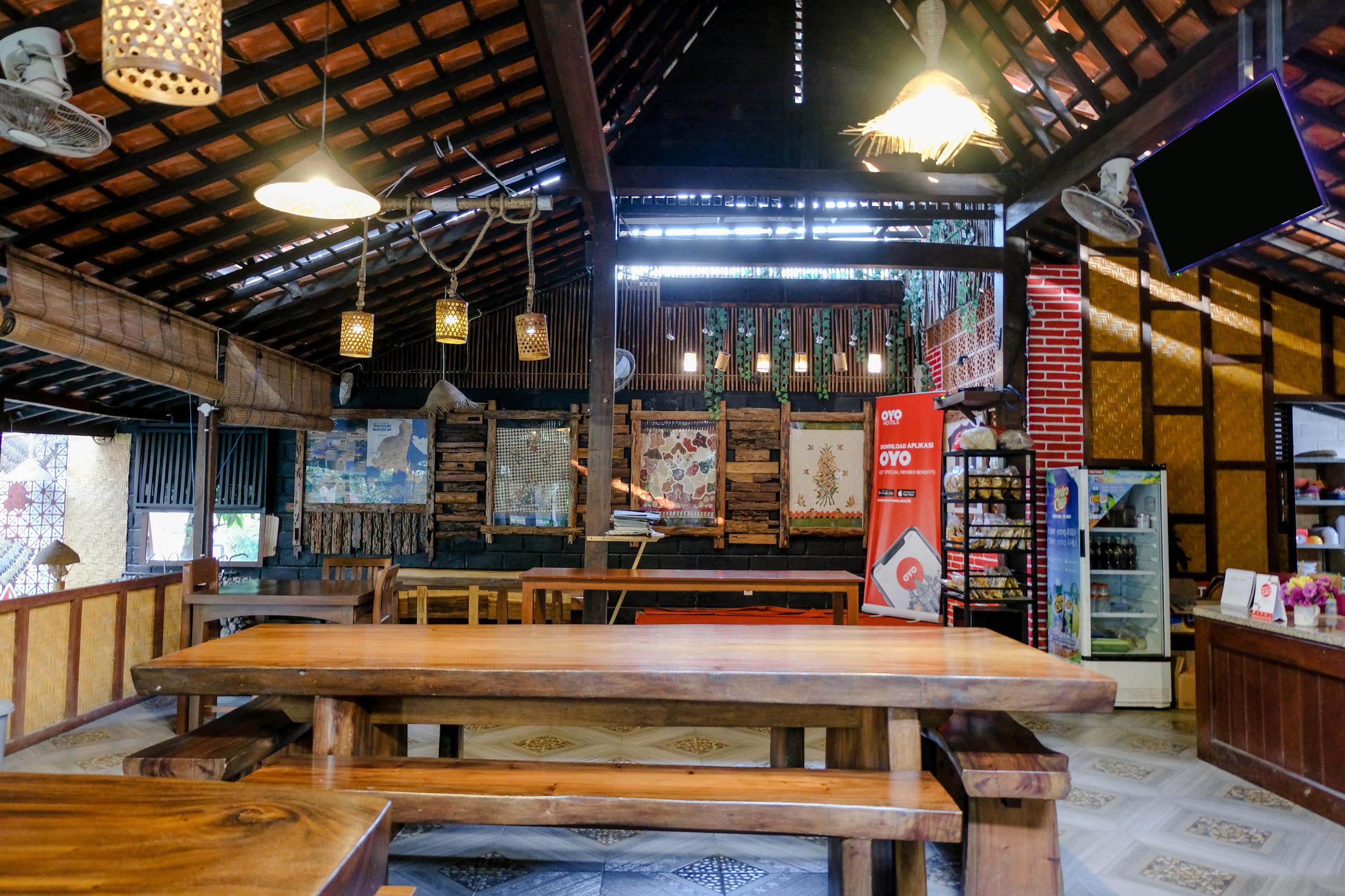 Vaccinated Staff - Oyo 1230 Kampoeng Osing Syariah Guesthouse 外南梦 外观 照片