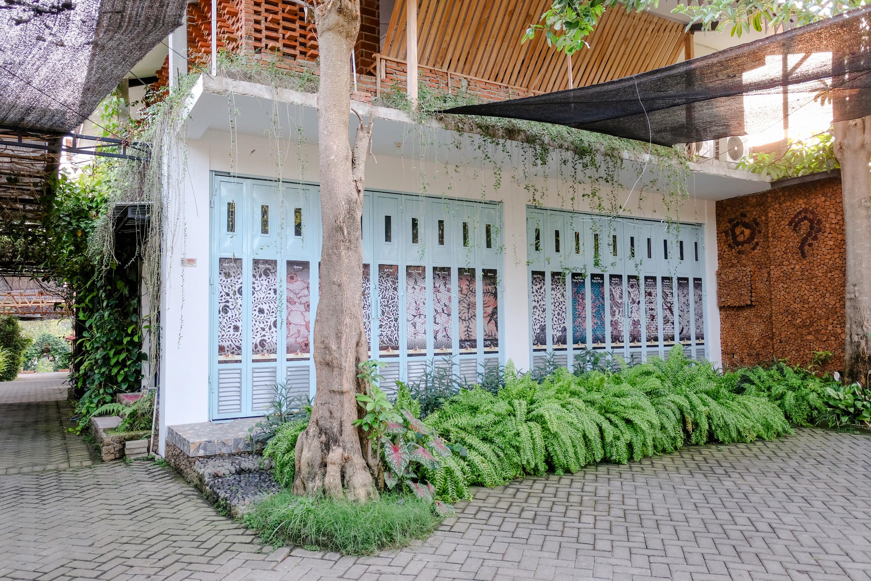 Vaccinated Staff - Oyo 1230 Kampoeng Osing Syariah Guesthouse 外南梦 外观 照片
